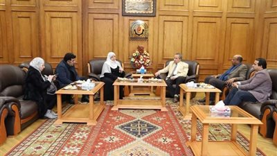 رئيس الجامعة يستقبل لجنتي قطاع طب الأسنان والعلاج الطبيعي بالمجلس الأعلى للجامعات