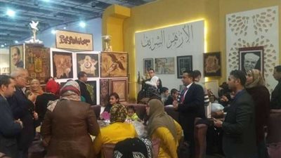 في الساعات الأولى.. إقبال كبير على جناح الأزهر بمعرض الكتاب