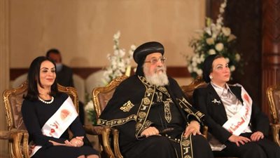 البابا تواضروس الثاني يكرم مايا مرسي بجائزة الأم المثالية