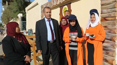 طالبات الخارجة الفنية للبنات يبدعن فى تزيين وتجميل سور 