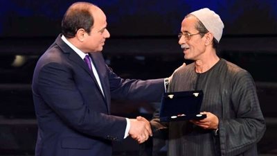 السيسي: تشرفت بتكريم أسر شهداء الشرطة ووضع إكليل الزهور على النصب التذكاري