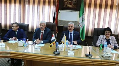 رئيس جامعة المنوفية يعقد لجنة المختبرات والأجهزة العلمية لشهر مارس 2022