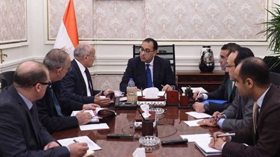رئيس الوزراء يتابع مع وزير الإنتاج الحربي تنفيذ مشروع إنتاج الألواح الشمسية