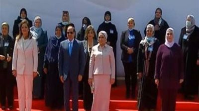 الرئيس السيسي والسيدة قرينته يصلان حفل تكريم المرأة المصرية والأم المثالية