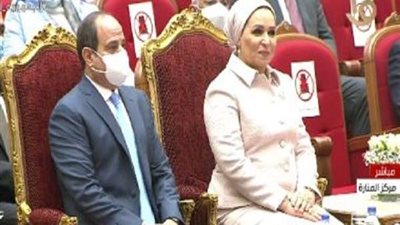 الرئيس السيسي يشهد فقرة فنية خلال حفل تكريم المرأة المصرية
