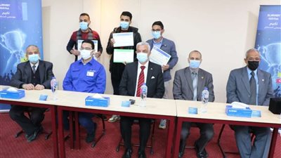 رئيس جامعة المنوفية فى زيارة لمجموعة العربى بقويسنا ويشهد تكريم طلاب الهندسة الإلكترونية