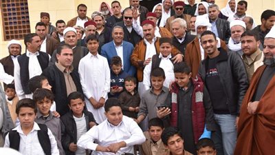 بالصور.. محافظ مطروح يستمع لمطالب واحتياجات قرية الزيات خلال جولة تفقدية