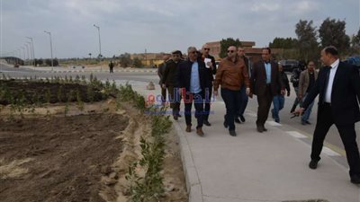 محافظ بني سويف يتفقد أعمال الرصف والتطوير بوصلات طرق محور عدلي منصور