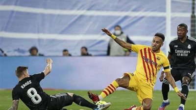 كواليس مرعبة في غرفة الملابس..اجتماع لاعبي ريال مدريد وبرشلونة بعد الكلاسيكو بدقائق