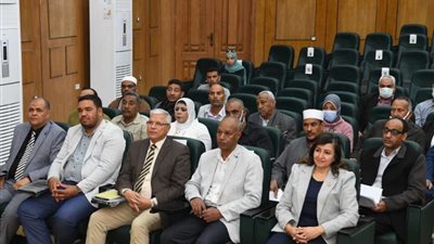 محافظ قنا ونائبه يستعرضان خطة مشروعات منظمات المجتمع المدني