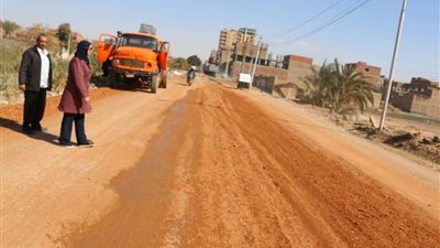 بدء رصف طريق 