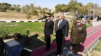 في ذكرى عيد الشرطة.. الزملوط يضع إكليل الزهور على النصب التذكاري للشهداء