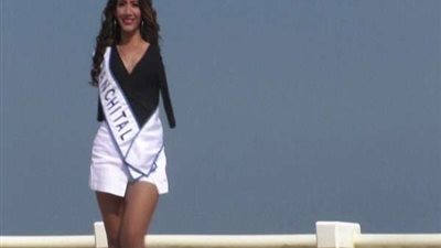 بالصور.. عارضة أزياء بلا ذراعين تكسر المقاييس للفوز بلقب 