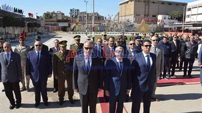 محافظ المنيا يضع إكليل زهور على النصب التذكاري لشهداء الشرطة احتفالاً بعيدهم الـ68
