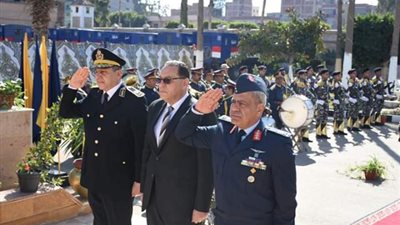 محافظ الشرقية يضع إكليلاً من الزهور على النصب التذكاري لشهداء الشرطة