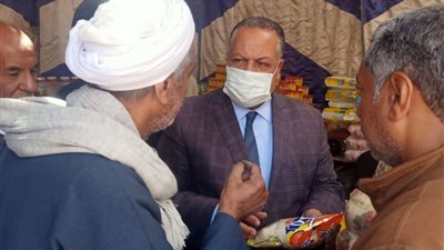 السكرتير العام يجرى جولة ميدانية لمتابعة توافر السلع الغذائية بأسواق مركز قوص