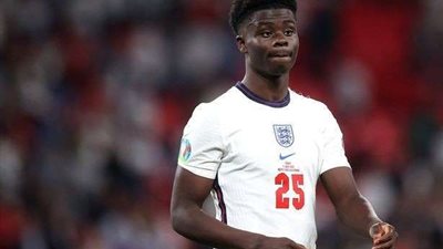 رسمياً.. ساكا يغادر معسكر إنجلترا