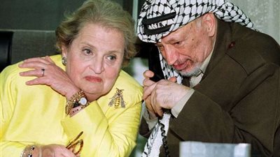 من لاجئة هاربة إلى وزيرة تسببت في اسقاط العراق وضربه.. من هي مادلين أولبرايت وزيرة خارجية أمريكا السابقة