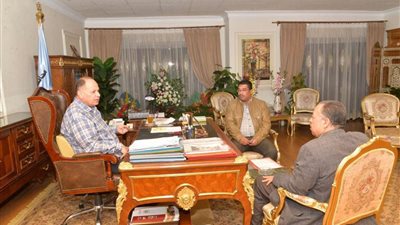 محافظ أسيوط يستعرض خطة مشروع الرصف بالمحافظة وبدء تطويره