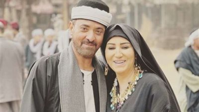 إطلالة غير معتادة لوفاء عامر وفتحي عبد الوهاب داخل كواليس 