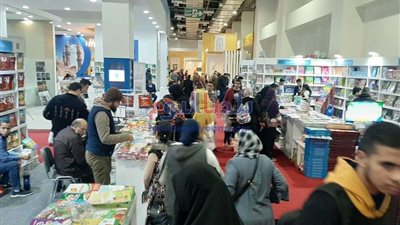 بالصور.. إقبال متوسط على معرض الكتاب في يومه الرابع