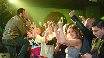 رواد السوشيال ميديا يهاجمون إيهاب توفيق بعد ظهوره بداخل  