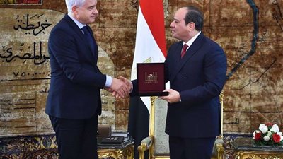 بالصور.. السيسي يتسلم وسام 