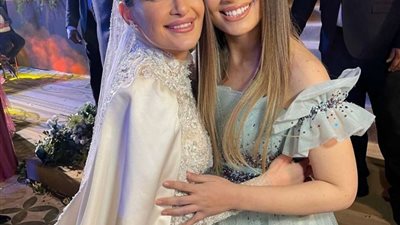 ليلى أحمد زاهر تشارك شام الذهبي بصورة من زفافها