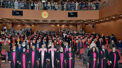 كلية الطب بجامعة المنصورة تحتفل بتخرج 122 طالب ماليزي