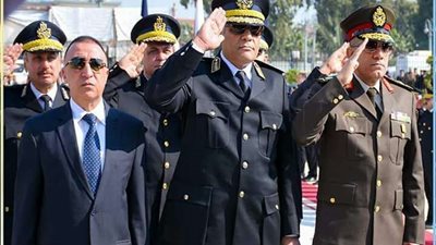 محافظ الإسكندرية يشارك في وضع إكليل الزهور على النصب التذكاري لشهداء الشرطة