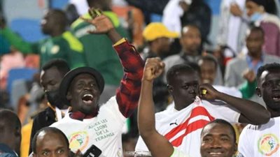 سنغالي يشجع بروح فانلة الزمالك فى مدرجات ستاد القاهرة (صورة)