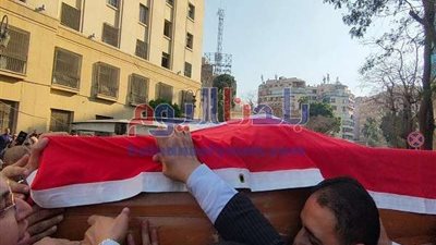 بعلم مصر تشيع جثمان رجائي عطية ليحق بأبنته بمثواهم الأخير.. صور