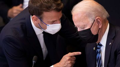 ماكرون يحذر بوتن من تصعيد الأزمة الروسية الأوكرانية بعد وصف نفسه  بـ«الجزار»