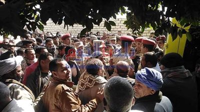 أهالي مركز ملوي بالمنيا يشيعون جنازة شهيد الواجب الوطني