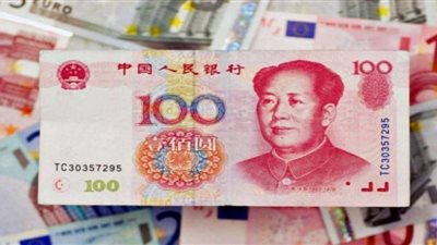 اليوان الصيني يتراجع أكثر من نصف بالمئة لأدنى مستوى منذ بداية العام الجاري