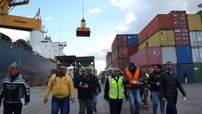 نشاط مكثف لحركة السفن والبضائع ومعدلات الشحن والتفريغ بميناء الإسكندرية