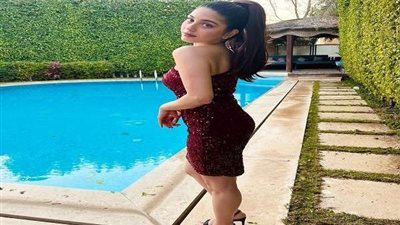 بعد بكاء العمرة.. مايان السيد تثير الجدل بفستانها مكشوف