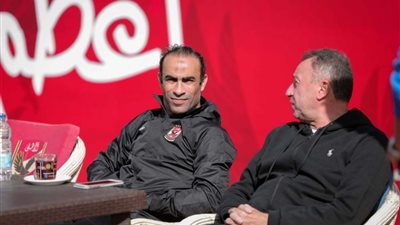 شوبير يكشف كواليس جلسات الخطيب مع لاعبي الأهلي قبل موقعة الهلال المصيرية