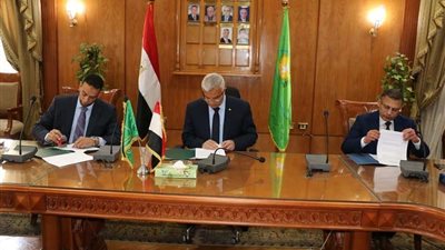 رئيس جامعة المنوفية يوقع عقود شراء ترابيزات عمليات حديثة بمشتملاتها لمستشفى الطوارئ