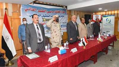 الداودي يكرم أمهات أطفال التمثيل الغذائى بقنا