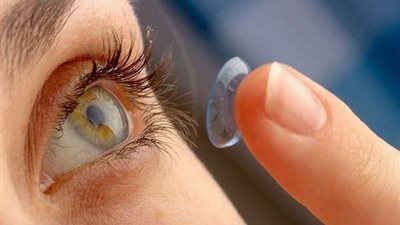 فريق بحثي يتوصل لعدسات لاصقة لا تسبب جفافاً للعينين