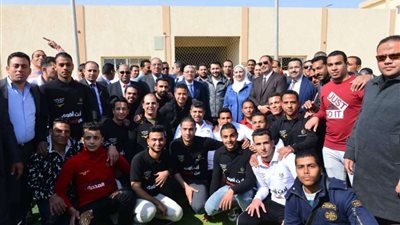 أحمد حسن يشارك المتعافين من الإدمان بالمنيا لعب كرة القدم