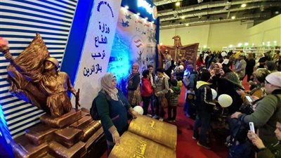 بالصور.. إقبال كثيف من المواطنين في سادس أيام معرض الكتاب