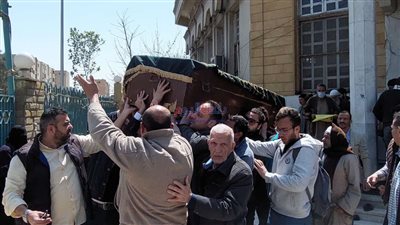 صور جنازة والد الإعلامية منى العراقي بمسجد السلام