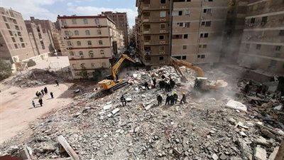 تحطم سيارتين وتصدع 5 منازل وسقوط شرفتين خسائر انهيار عقار الإسكندرية