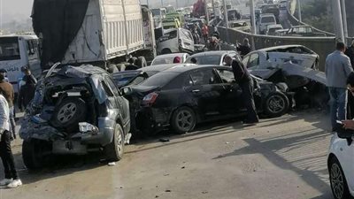 مصرع وإصابة 26 شخصاً في تصادم نقل وأتوبيس على طريق السويس