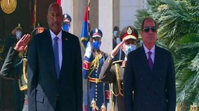 مراسم استقبال الرئيس السيسي صباح اليوم للفريق ركن عبدالفتاح البرهان بقصر الاتحادية(فيديو)