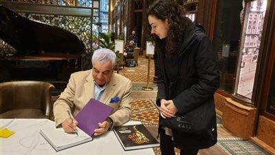 زاهي حواس يشهد توقيع كتابه عن 