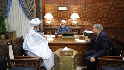 شيخ الأزهر يناقش تجديد الفكر والعلوم الإسلامية مع مفتي زنجبار ورئيس التجمع الثقافي بموريتانيا (صور)