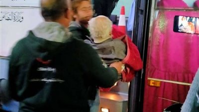فريق أطفال وكبار بلا مأوى ينقذ مُسنًا وينقله لدار عقيلة السماع بالقاهرة